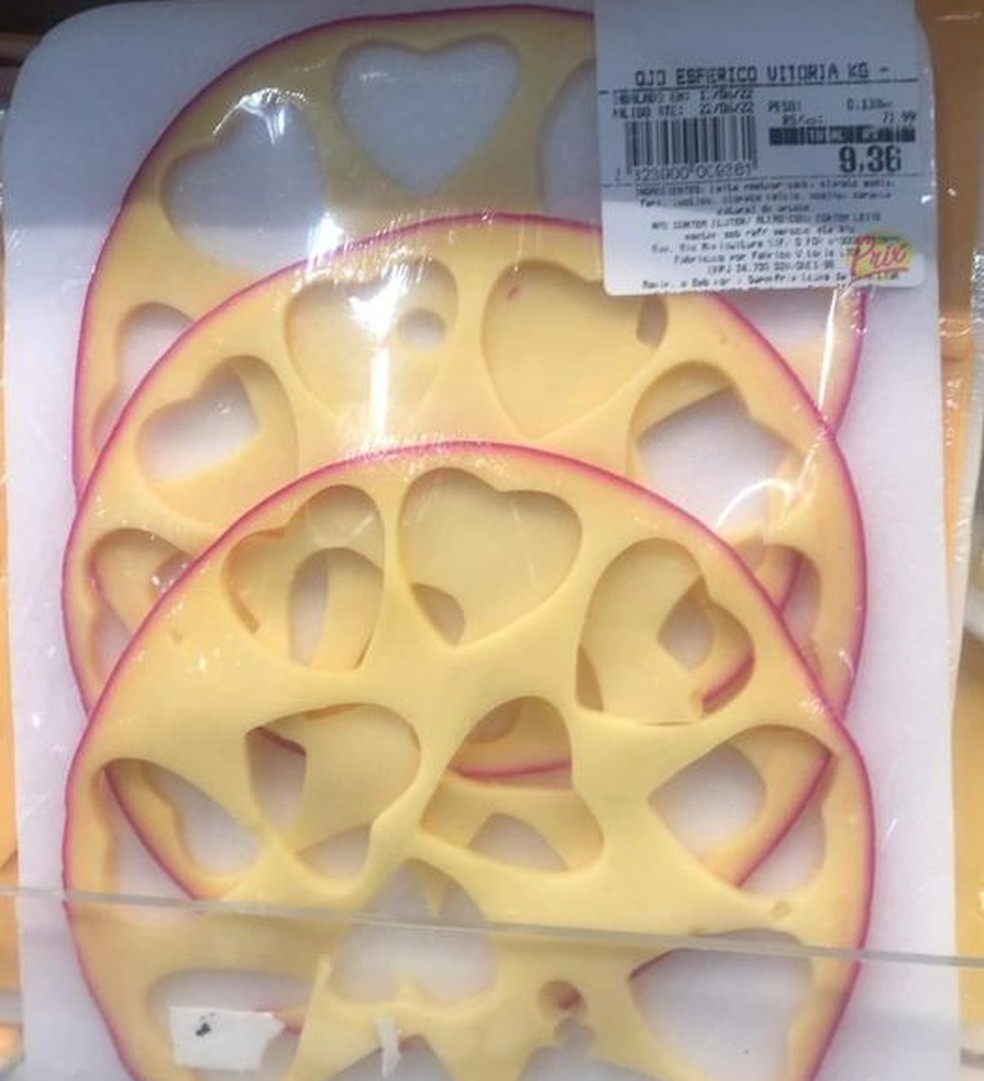 Mercado vende três fatias de queijo com furos de corações a quase R$ 10 e gera revolta na internet